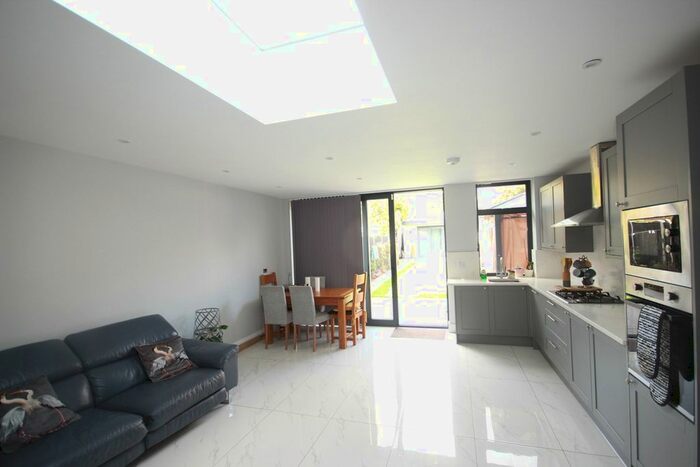 4 Bedroom Detached House To Rent In Haymill Road, Slough, SL2