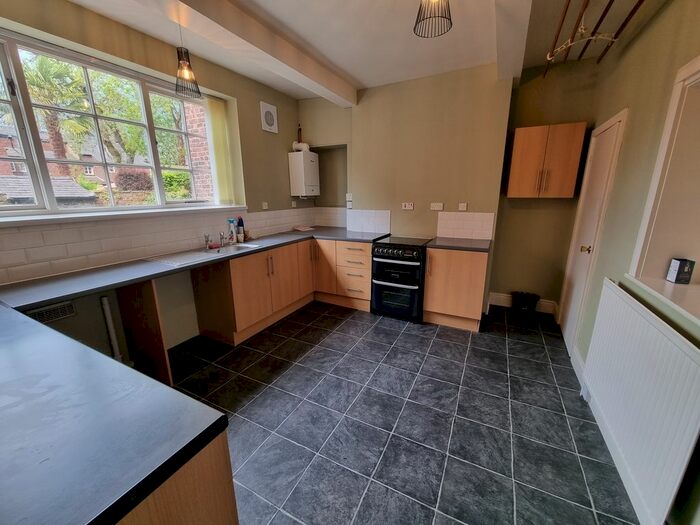 4 Bedroom Semi-Detached House To Rent In Fairfield Square, Manchester, M43