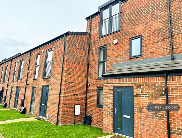 3 Bedroom Semi-Detached House To Rent In Ribot Walk, Salford, M6