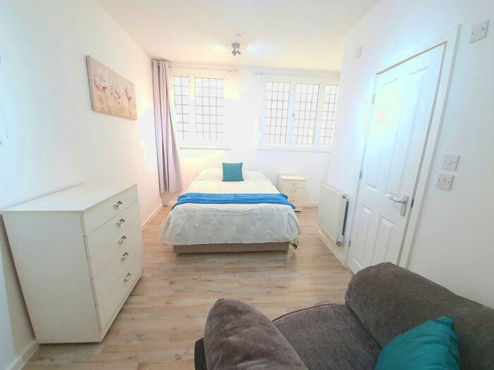 Studio To Rent In Lower High Street, Wednesbury, WS10
