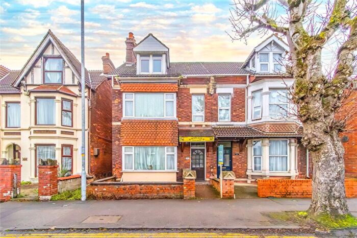 6 Bedroom Semi Detached House For Sale In County Road, Swindon, SN1