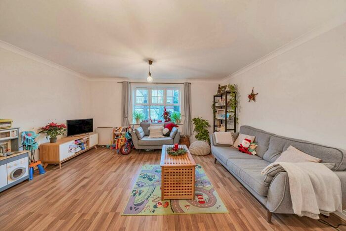 2 Bedroom Flat To Rent In Stephens Lodge, North Finchley, London, N12