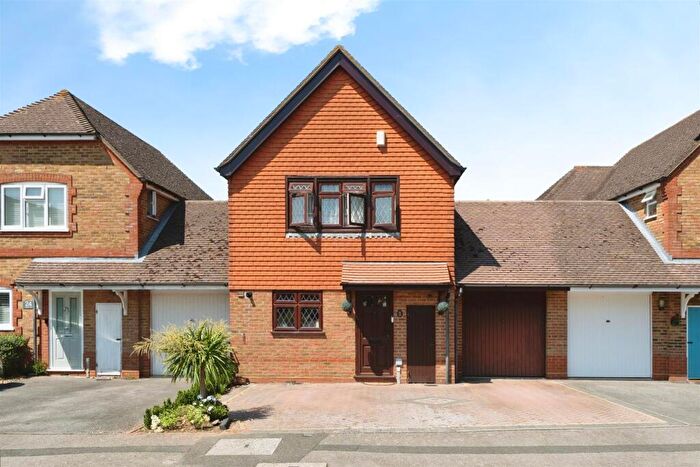 3 Bedroom Link Detached House For Sale In Grafton Way, West Molesey, KT8