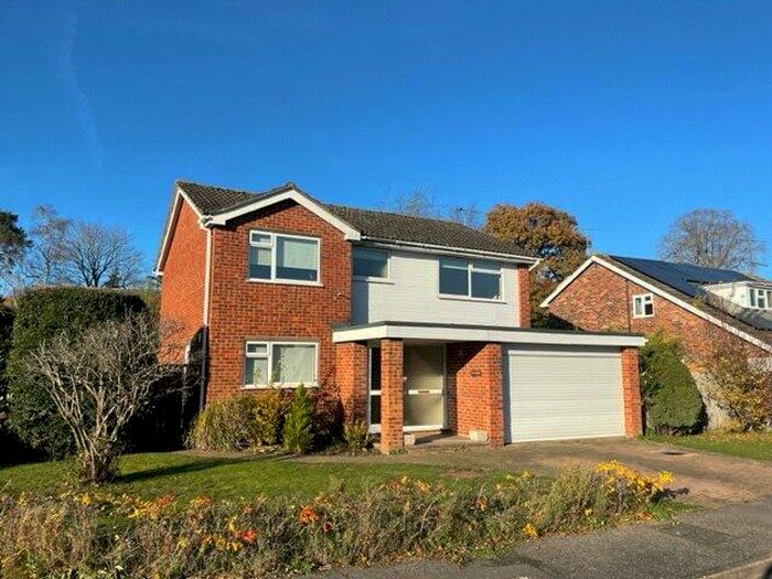 4 Bedroom Detached House To Rent In Evelyn Close, Woking, GU22