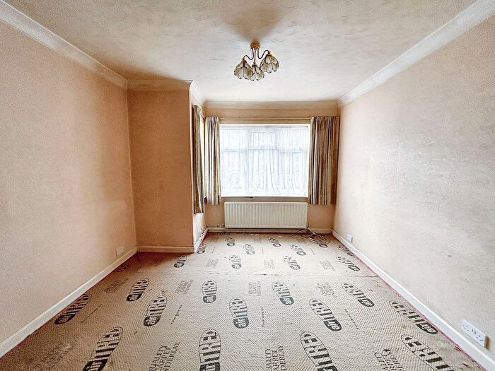 3 Bedroom Semi-Detached House For Sale In Whinfield Road, Dibden Purlieu, SO45