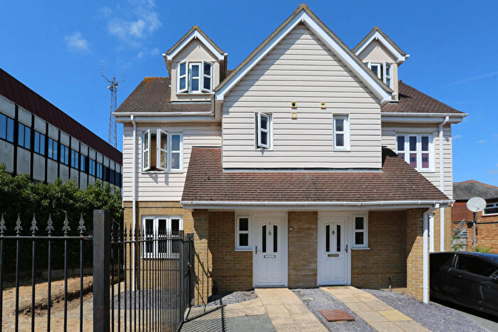 2 Bedroom Flat For Sale In Eastwood Road, Rayleigh, SS6