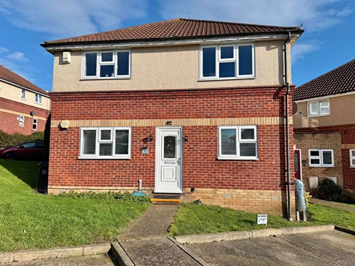 2 Bedroom Flat For Sale In Downs Grove, Basildon, SS16