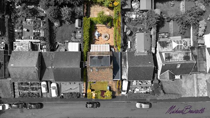4 Bedroom Detached House For Sale In Oakleigh Avenue, Clayton, Bradford, BD14