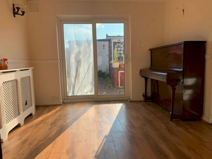 3 Bedroom Semi-Detached House To Rent In Alfred Road, Aveley, South Ockendon, RM15