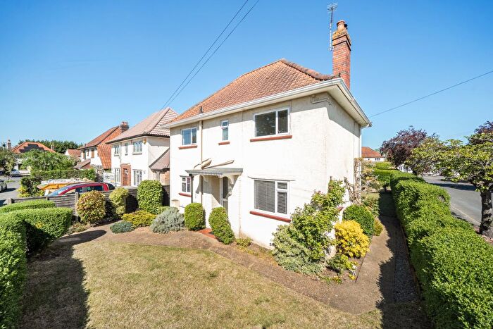 3 Bedroom Detached House For Sale In Rosebery Crescent, Woking, GU22
