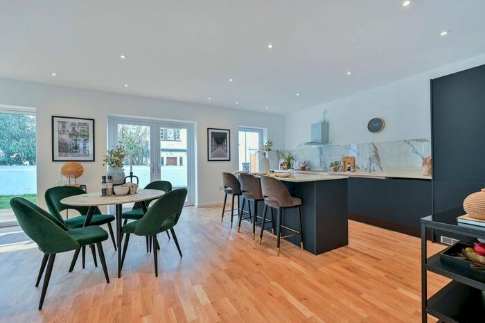 4 Bedroom Detached House To Rent In Barrow Road, Streatham, London, SW16