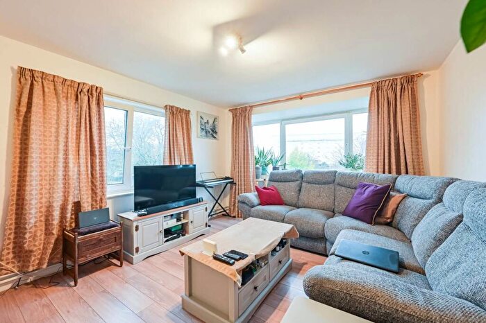 2 Bedroom Flat For Sale In Stuart Crescent, Bounds Green, London, N22