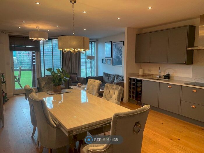 3 Bedroom Flat To Rent In Farnsworth Court, London, SE10