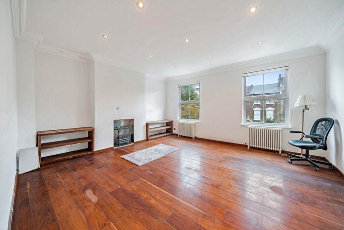 3 Bedroom Flat To Rent In Highbury Hill, Islington, London, N5