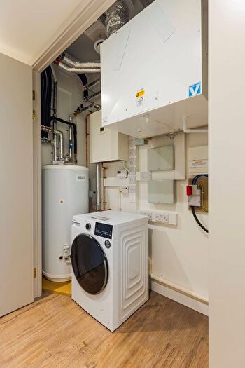 2 Bedroom Flat To Rent In Selbourne Road, Walthamstow, E17