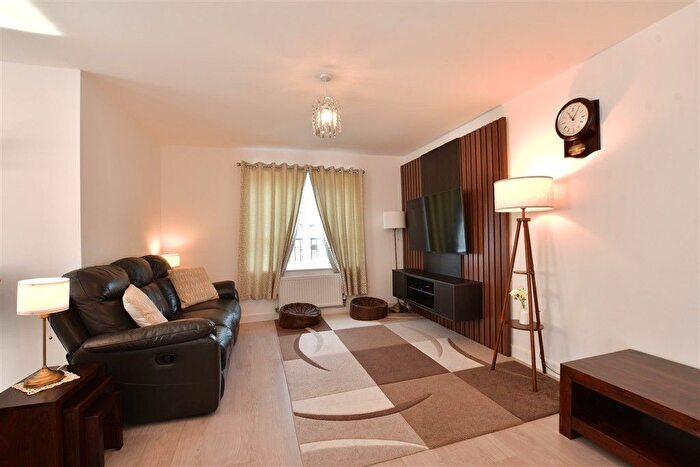 2 Bedroom Flat For Sale In Faringdon Avenue, Romford, Essex, RM3