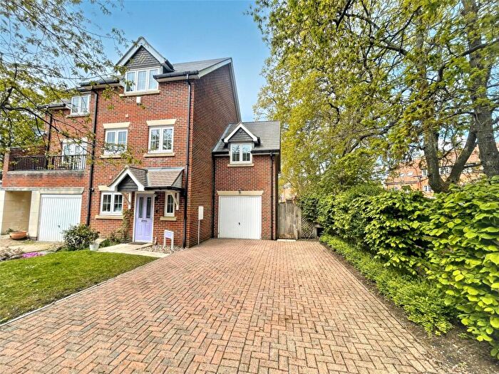 5 Bedroom Semi Detached House For Sale In Elder Crescent, Lindford, Hampshire, GU35