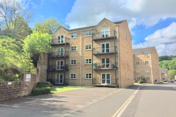2 Bedroom Flat To Rent In Luddendenfoot, Halifax, HX2