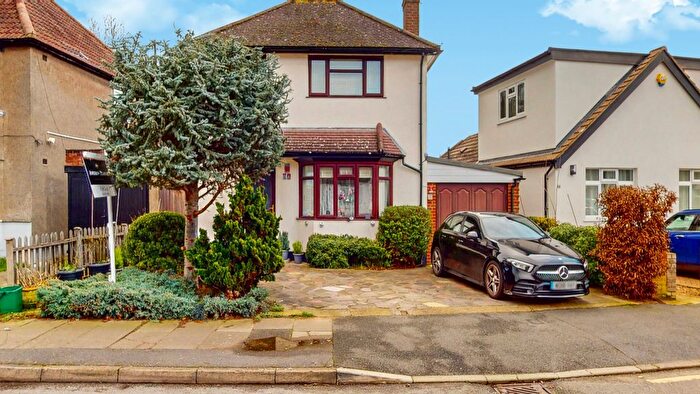 3 Bedroom Detached House For Sale In Lime Grove, Ruislip, HA4