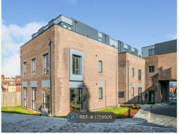 2 Bedroom Flat To Rent In The Gatehouse, Haywards Heath, RH16