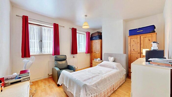 3 Bedroom End Of Terrace House For Sale In Greenway, Dagenham, RM8
