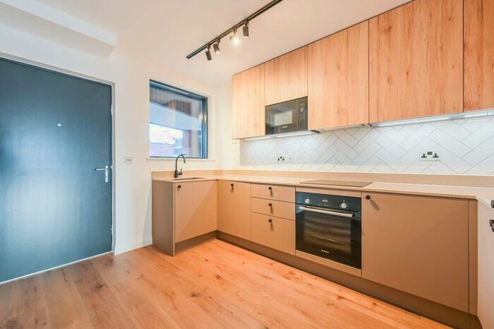 2 Bedroom Flat To Rent In Waters Edge Court, Tower Hamlets, London, E3