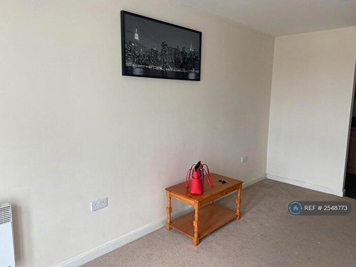 2 Bedroom Flat To Rent In Foundry Court, Slough, SL2