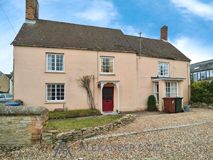 3 Bedroom Semi-Detached House To Rent In London Road, Bicester, OX26