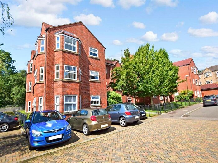 2 Bedroom Flat For Sale In Lucas Close, Maidenbower, Crawley, RH10