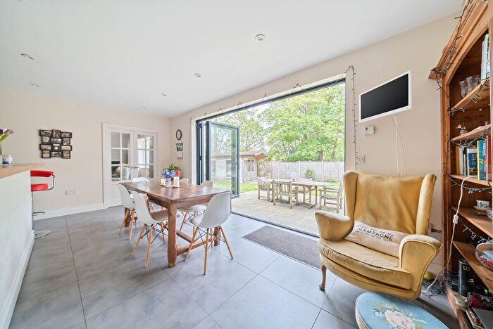 5 Bedroom Detached House For Sale In Cranmer Close, Weybridge, KT13