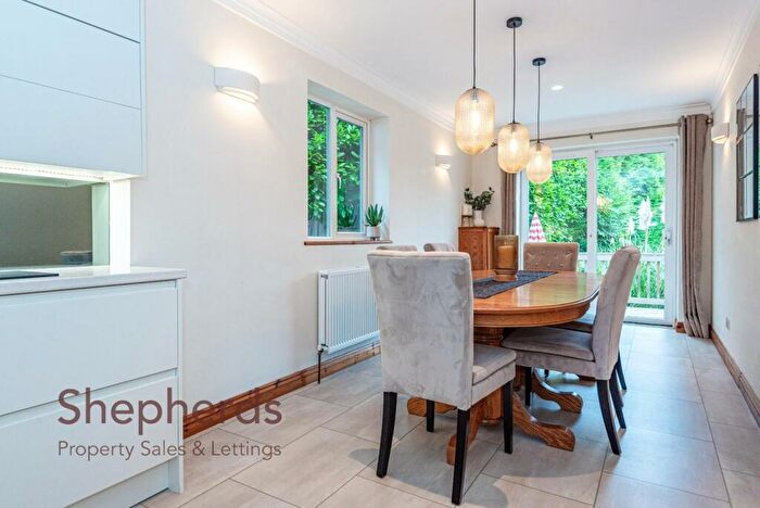 5 Bedroom Detached House For Sale In Hertford Road Woollens Brook, Hoddesdon, EN11