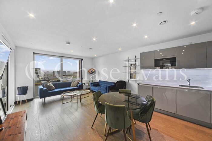 2 Bedroom Flat To Rent In Sayer Street, Elephant & Castle, London, SE17