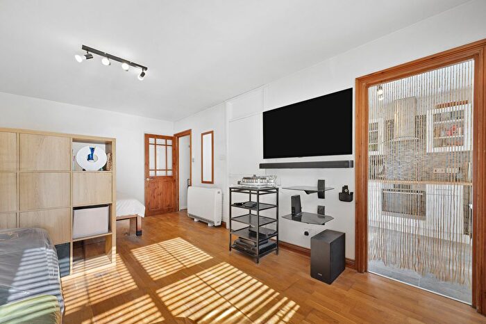 Studio For Sale In Paxton Road, London, SE23