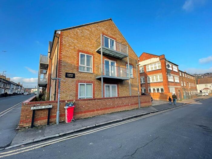 2 Bedroom Flat To Rent In Jubilee Road, HP11