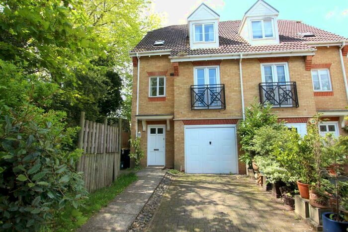 4 Bedroom Semi-Detached House To Rent In Woking, GU22