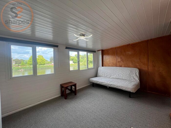 1 Bedroom Houseboat To Rent In Ducks Walk, Twickenham, Greater London, TW1