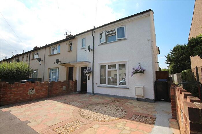 3 Bedroom End Of Terrace House To Rent In Westfield, Woking, Surrey, GU22