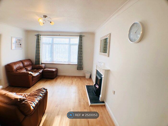 3 Bedroom Semi-Detached House To Rent In Colliers Way, Reading, RG30