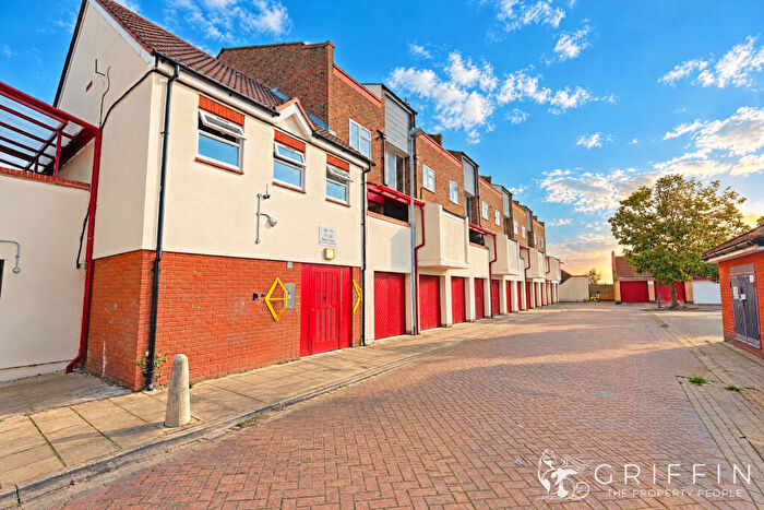 2 Bedroom Flat For Sale In Centurion Way, Purfleet-On-Thames, RM19