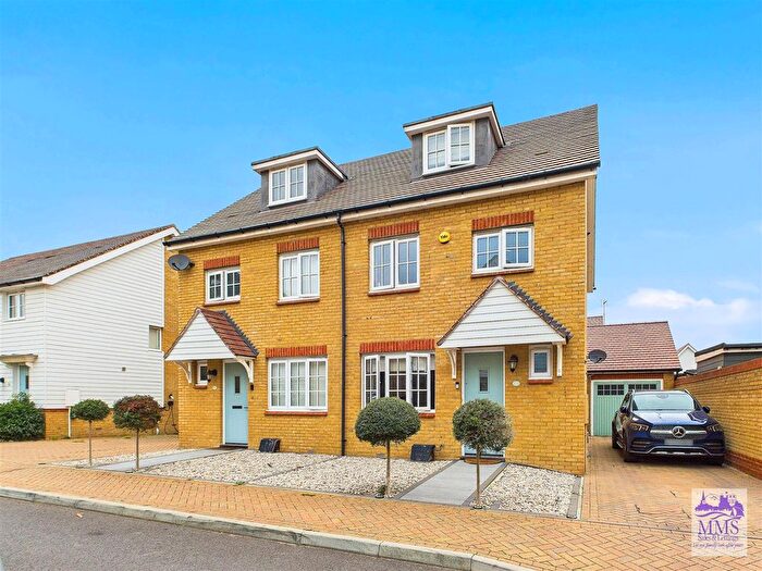 4 Bedroom Semi-Detached House For Sale In Chinon Grove, Strood, ME2