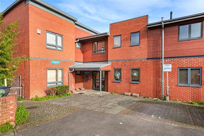 2 Bedroom Flat For Sale In Whippendell Close, St Pauls Cray, Kent, BR5