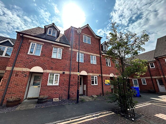 4 Bedroom Town House To Rent In Caroline Court, Burton-On-Trent, DE14