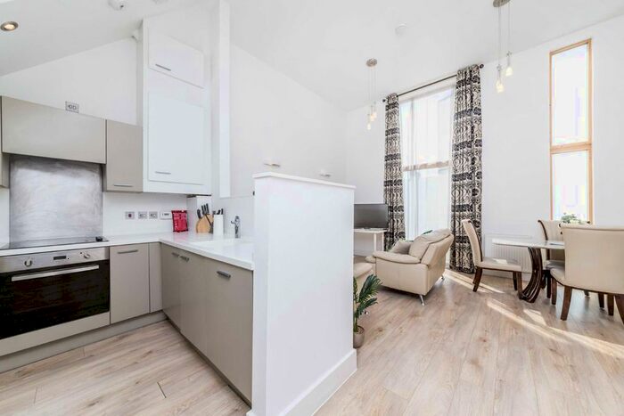2 Bedroom Flat To Rent In Trevanion Road, London, W14