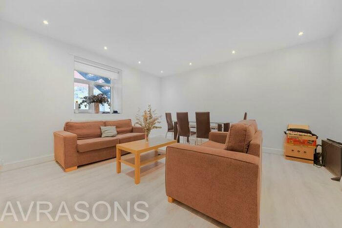 3 Bedroom Flat To Rent In Kennington Park Road, Kennington, SE11