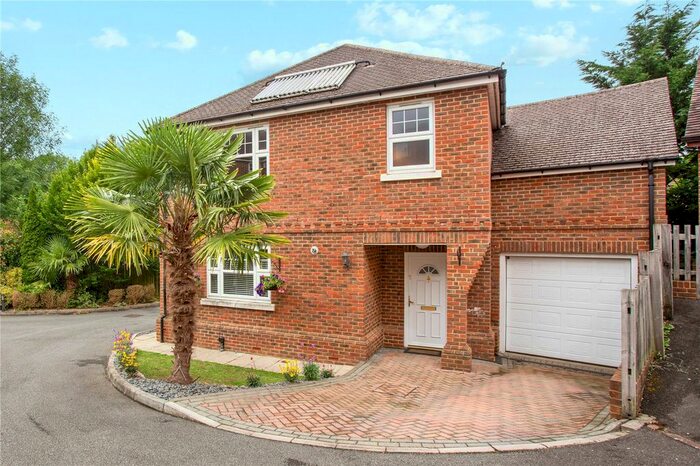 5 Bedroom Detached House For Sale In Churchview Close, Caterham, CR3