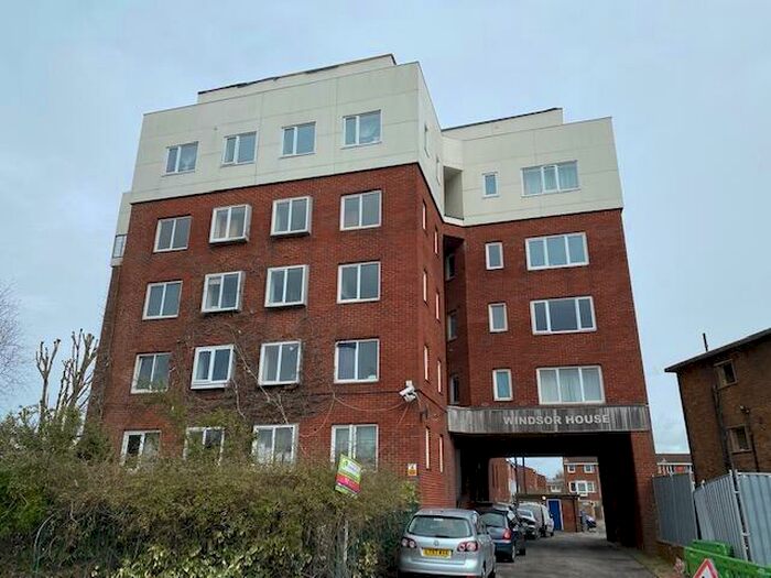 1 Bedroom Flat To Rent In Canal Walk, Portsmouth, Hampshire, PO1