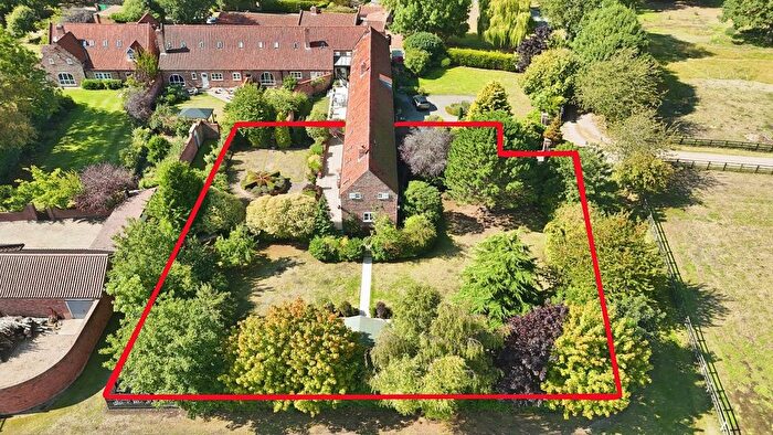 5 Bedroom Semi Detached House For Sale In Camerton Hall Lane, Camerton, Hull, HU12