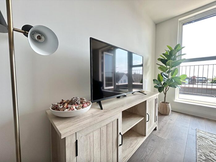 2 Bedroom Flat For Sale In Chalkwell Heights, Westcliff-On-Sea, SS0