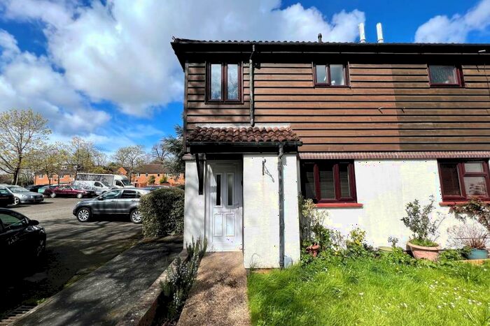 2 Bedroom End Of Terrace House To Rent In St Johns, GU21