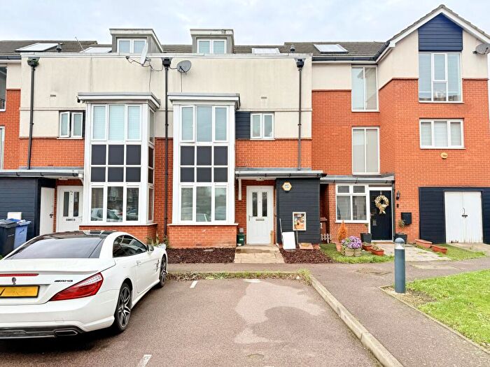 4 Bedroom Town House For Sale In Bridgland Road, Purfleet On Thames, RM19